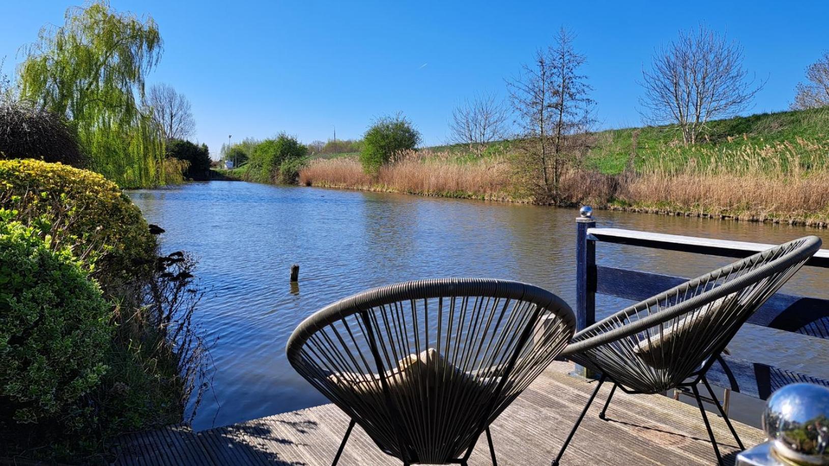 Waterlodge Met Waterfiets Op Monumentaal Fort Ooltgensplaat Exterior photo